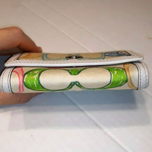 Like New COACH Vintage Hampton's Scribble Wallet - Picture 16 of 16